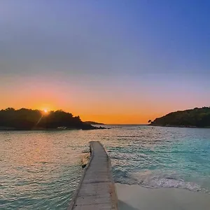 https://villa-vela-ksamil.albaniahotels.org